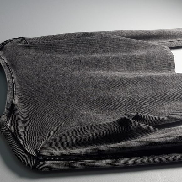 Large gray and black H & M top. - Picture 8 of 8